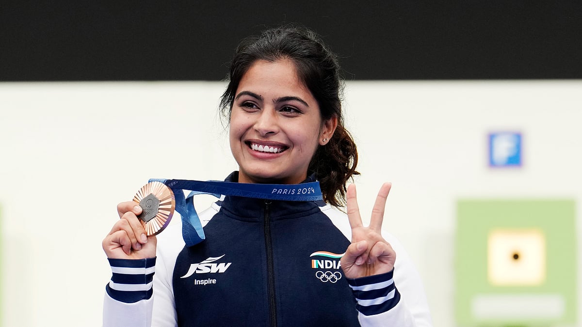  (AP Photo/Manish Swarup) : India's Manu Bhaker poses for a photograph with her bronze medal after finish third in the 10m air pistol women's final round at the 2024 Summer Olympics, Sunday, July 28, 2024, in Chateauroux, France. South Korea's Oh Ye-Jin won the gold medal while Kim Yeji won the silver in the competition.